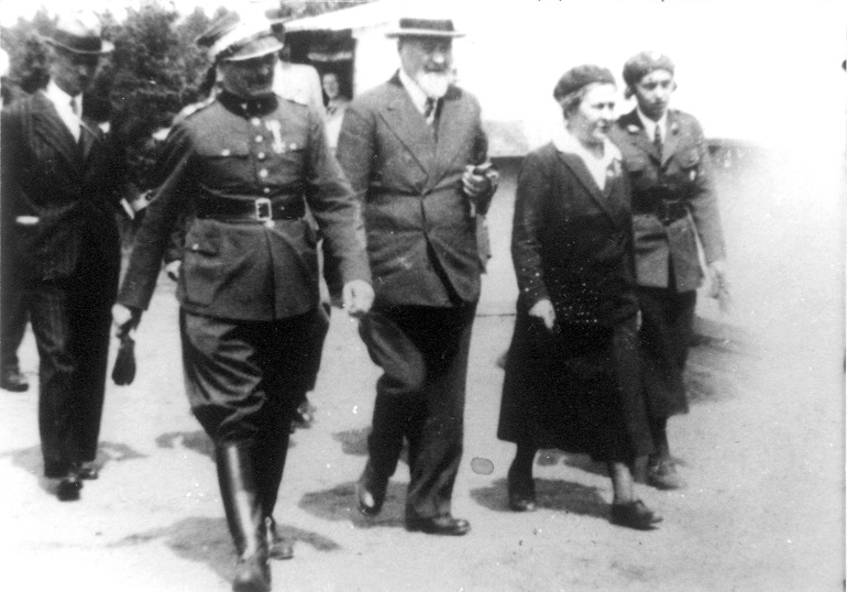 Генерал Каспжыцки с польскими сенаторами в скаутском лагере. 1938 г.