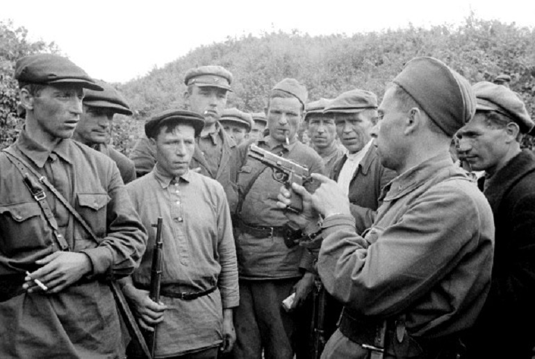 Занятия по изучению пистолета