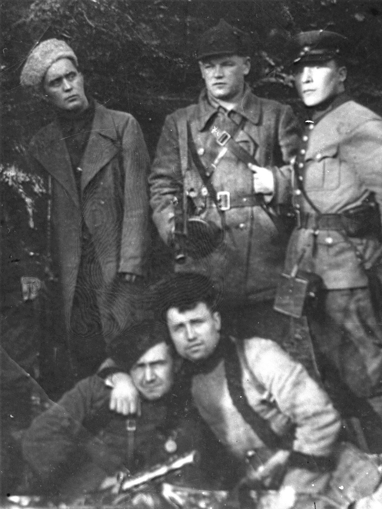 Отряд имени Котовского. Ю. Баранов, Д. Козюминский, Н. Гребёнкин. Внизу А. Леошко, М. Чайковский. 1943 г.