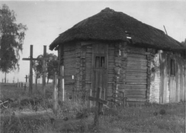 По одним сведениям капличка, по другим каталитический костел на кладбище. Фото 1929 года