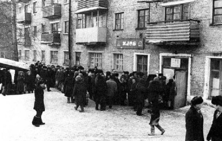Советские граждане в очереди за хлебом